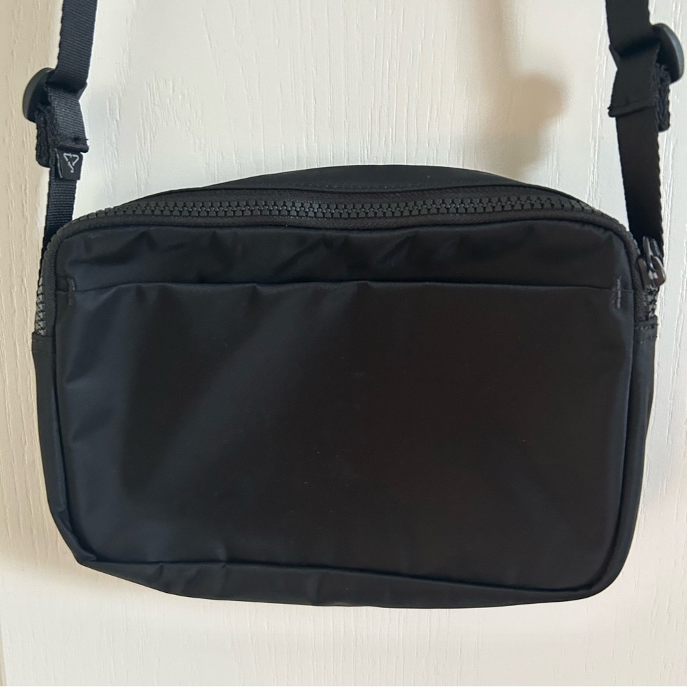 Everlane Recycled Nylon Black Camera Bag